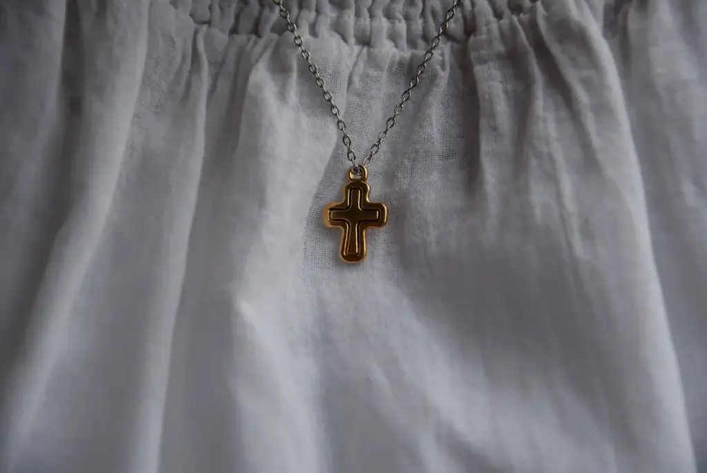 pendentif croix chrétienne plaqué or 18 carats