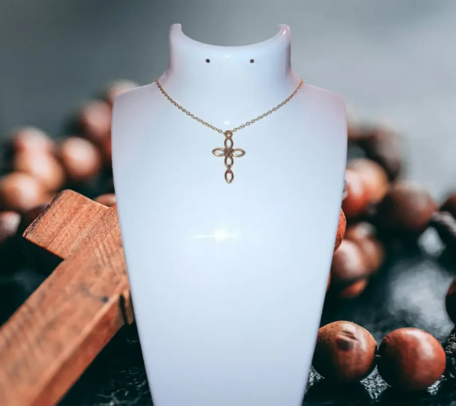 pendentif croix chrétienne pour femme plaqué or 18 carats